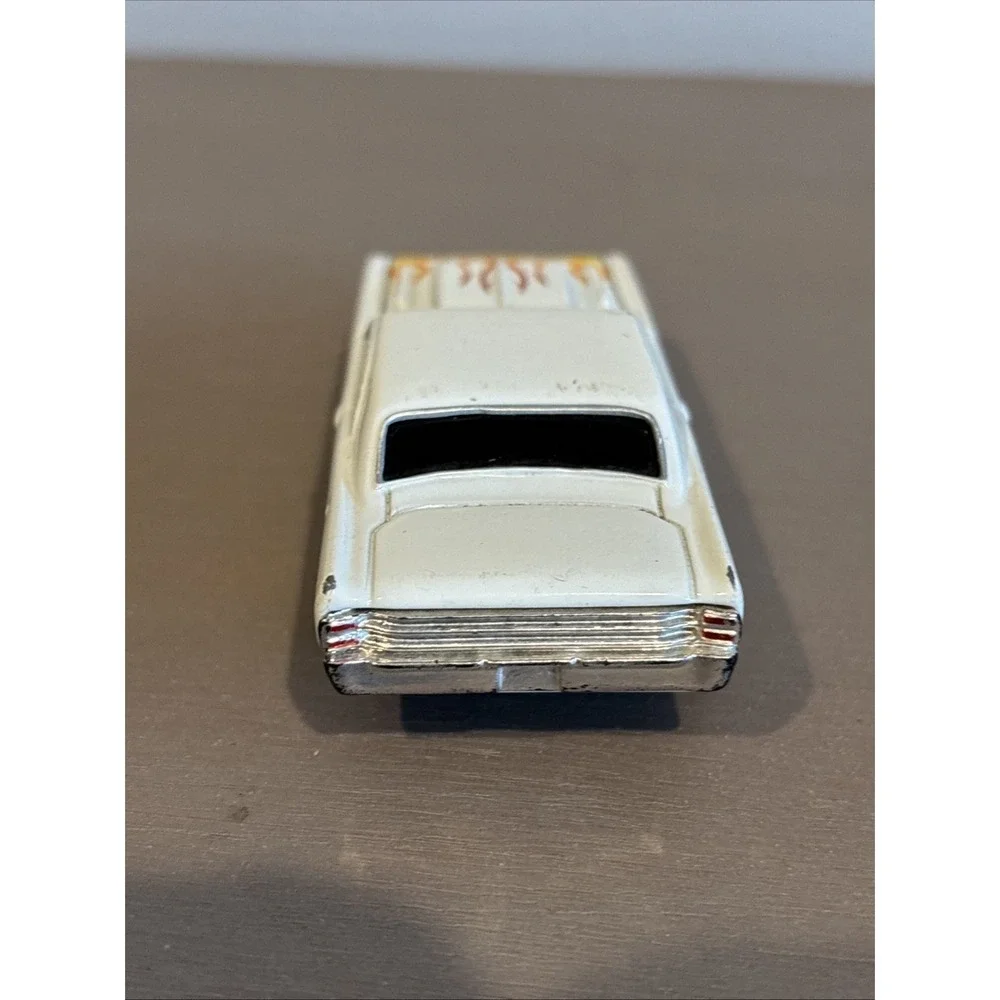 Muscle Machines 1968 Dodge Dart HEMI 1:64 White With Orange Flames